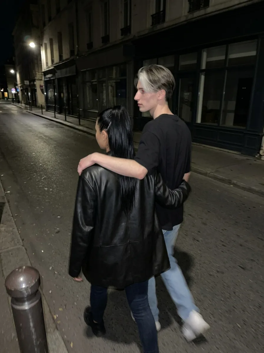Twee vrienden lopen samen door een rustige straat naar huis.